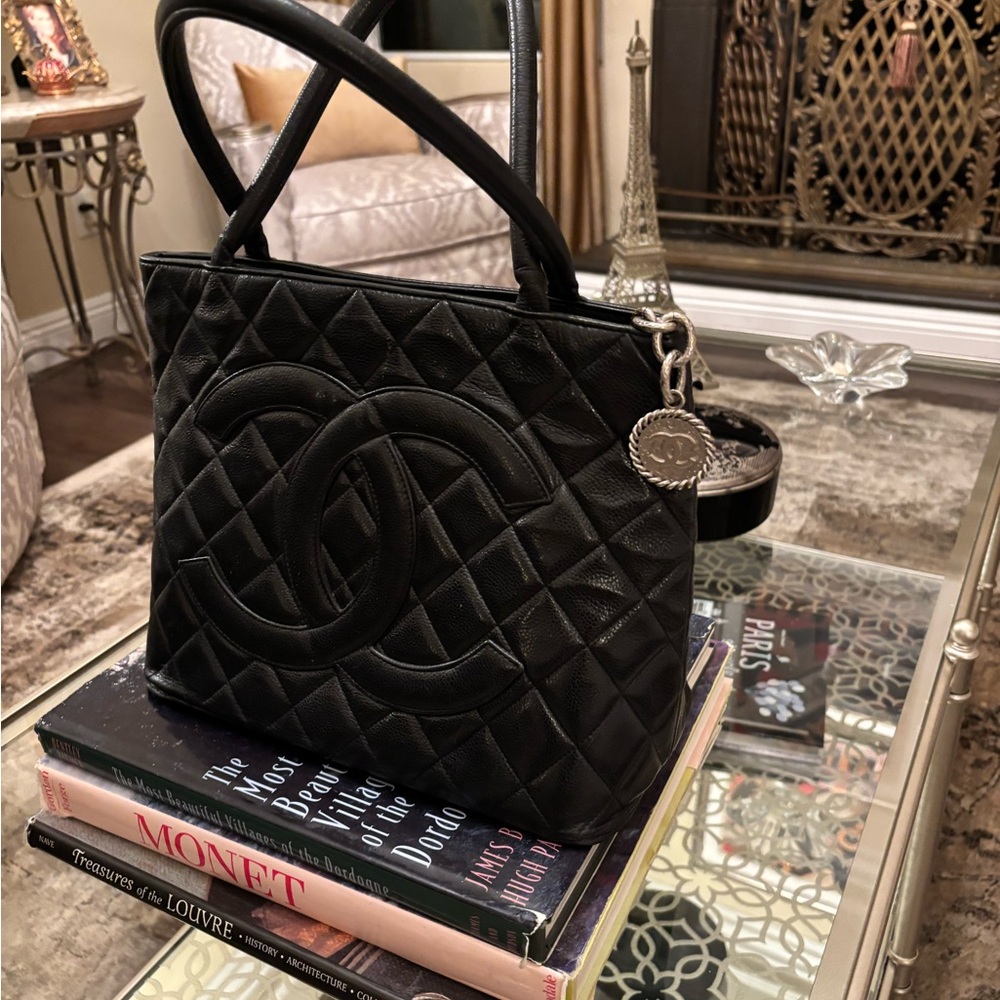 Beautiful Chanel Black Quilted Tote with Iconic Design - Picture 7 of 10